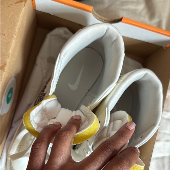 Nike Women's White Snake Pattern Blazer High-Tops - Picture 5 of 5